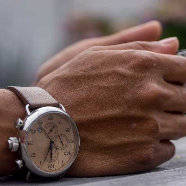 Кто носит часы на правой руке психология – )?