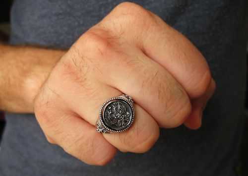 На каких пальцах носят перстни мужчины – На каком пальце мужчины носят перстень и кольца?