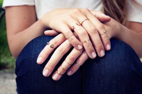 На какой палец в россии надевают обручальное кольцо – На какой палец и руку надевают обручальное кольцо в разных странах