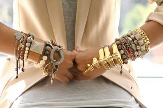 На какой руке девушки носят браслет – На какой руке носят браслет женщины