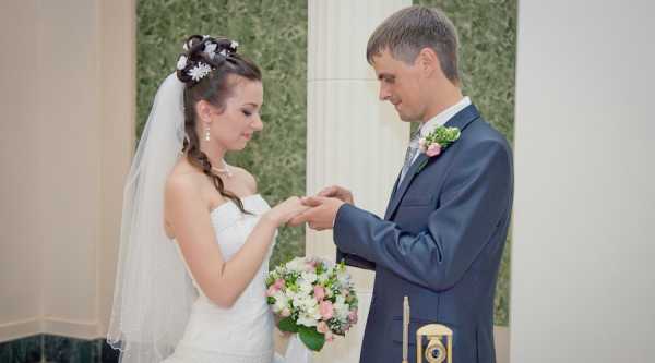На какой руке девушки носят обручальное кольцо – На какой руке носят обручальное кольцо в России