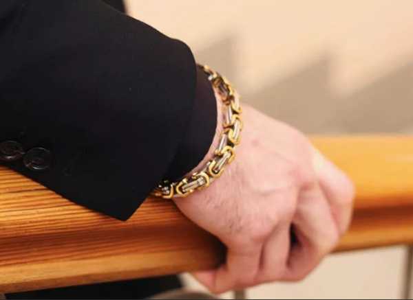 На какой руке носят браслет из золота мужчины – что расскажет браслет о его владельце, какие правила нужно учитывать