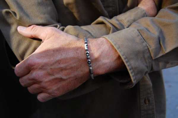 На какой руке носят браслет из золота мужчины – что расскажет браслет о его владельце, какие правила нужно учитывать