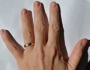 На какой руке обручальные кольца – На какой руке носят обручальное кольцо в России