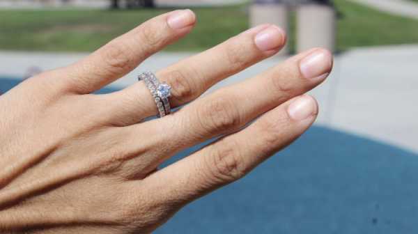 На какой руке обручальные кольца – На какой руке носят обручальное кольцо в России