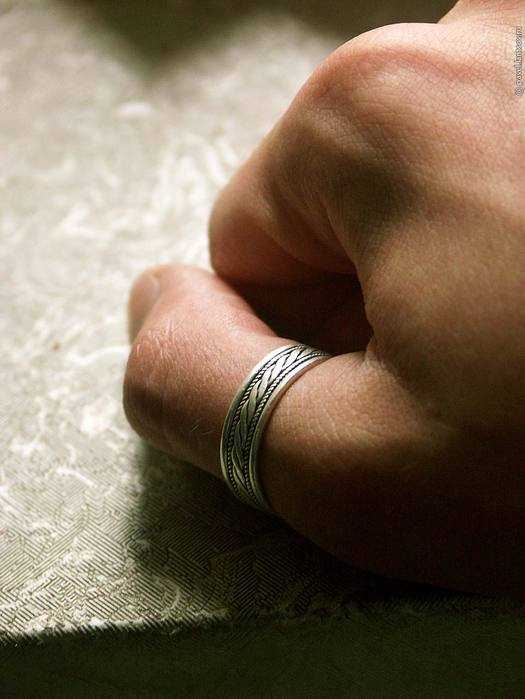 На каком пальце носят перстень мужчины из золота – особенности выбора и значение ношения аксессуаров на каждом из пальцев