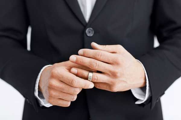Обручальное кольцо на какой руке у девушки – На какой руке носят обручальное кольцо мужчины и женщины – левой или правой | А также помолвочные, венчальные и непорочные – фото