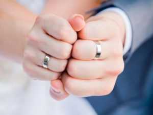 Обручальное на какой руке – На какой руке носят обручальное кольцо