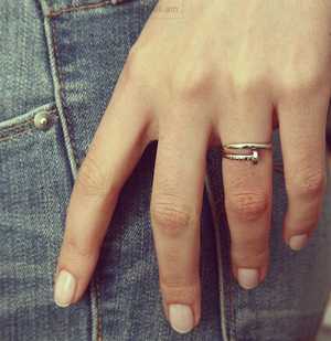 Обручальные кольца на каком пальце – На какой руке носят обручальное кольцо в России