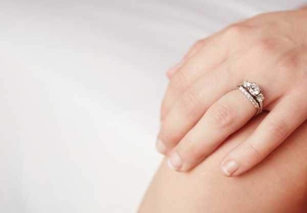 Обручальные кольца на каком пальце – На какой руке носят обручальное кольцо в России