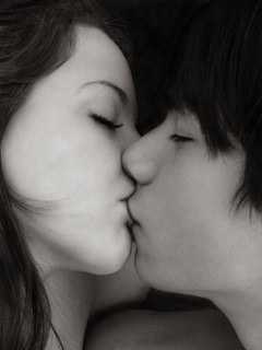 Первый нежный поцелуй – Такой волнительный и нежный первый поцелуй.