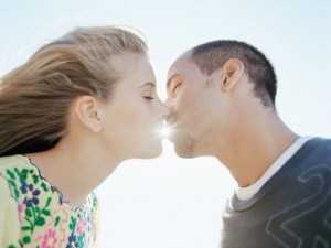 Первый поцелуй на свидание – Можно ли целоваться на первом свидании