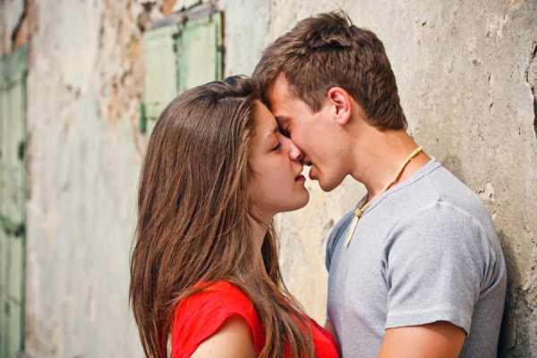 Поцелуи языком – с парнем, с девушкой, техника поцелуя