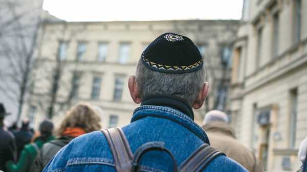 Почему евреи носят шапочки – Зачем евреи носят кипу?