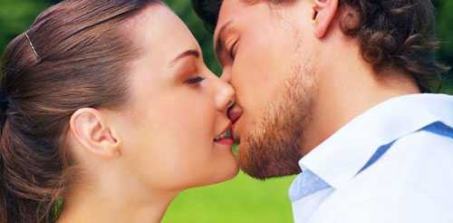 Подруги целуются в губы и с языком – девушки целуются с языком - Видео