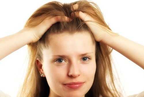 При разговоре девушка крутит волосы – Почему некоторые девушки при разговоре крутят пальцами свои волосы?