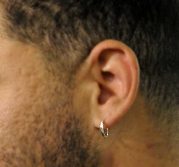 Сережка в левом ухе у мужчины что значит – Что означает серьга в левом ухе мужчины – Kapitano.ru
