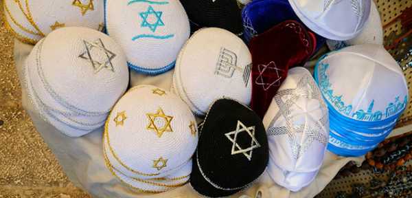 Шапочка на голове у евреев – Как на голове держится ермолка?