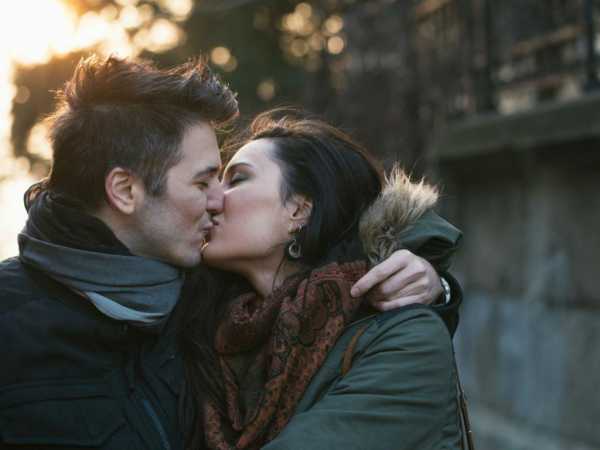 Стоит ли целовать парня первой – Как правильно намекнуть парню на первый поцелуй: 7 способов