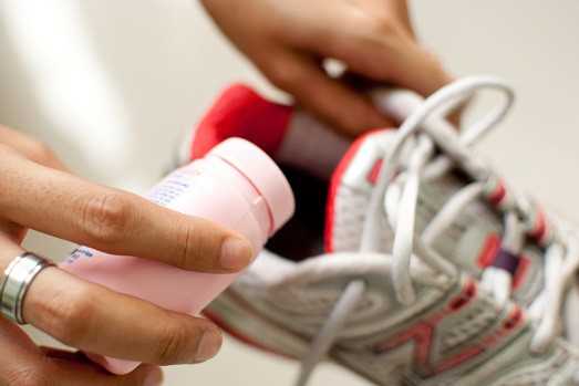 Убрать неприятный запах из обуви – Чем убрать запах пота из обуви в домашних условиях