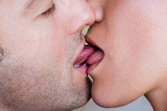 Уроки как целоваться с языком с – Как целоваться взасос правильно: способы научиться и освоить технику поцелуев с языком