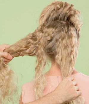 В бок волосы – 15 пошаговых причесок с фото