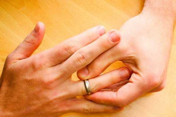 В какой руке носят обручальное кольцо в россии женщины при разводе – На каком пальце носить обручальное кольцо после развода женщине и мужчине