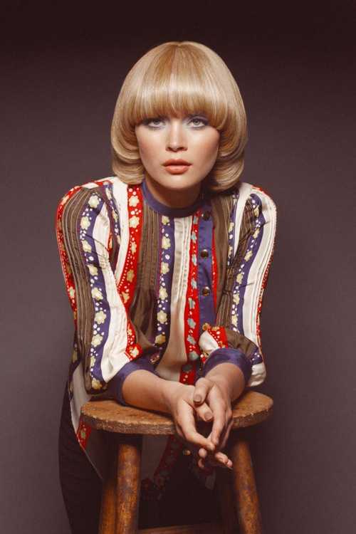 Женские прически 70 годов фото – фото женских модных стрижек, одежды в стиле 1970, тенденции моды, что носили и как красились женщины, описание того времени, самые популярные укладки на длинные, средние и короткие волосы, как их сделать самостоятельно, что для этого нужно, звездные примеры